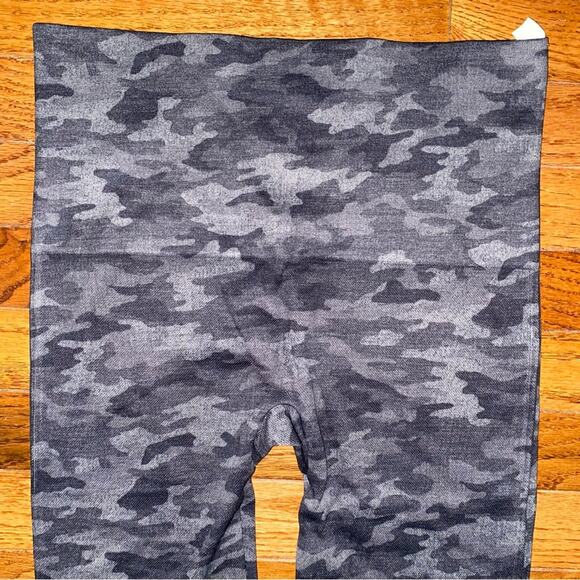 Spanx Look at Me Now $99 Seamless Camo Cropped Leggings XL Black Gray NWOT - Picture 4 of 10